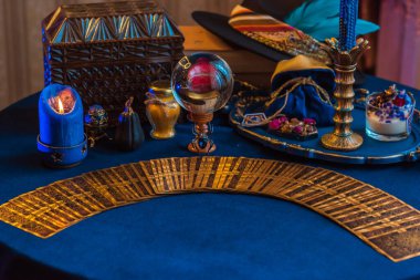 Fal kartları ve mumları mistik arka planda bir masada yakmak