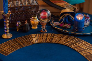 Fal kartları ve mumları mistik arka planda bir masada yakmak