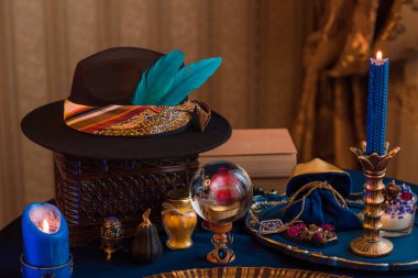 Fal kartları ve mumları mistik arka planda bir masada yakmak