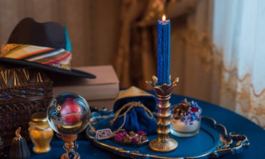 Fal kartları ve mumları mistik arka planda bir masada yakmak