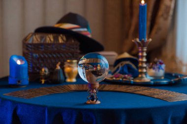 Fal kartları ve mumları mistik arka planda bir masada yakmak