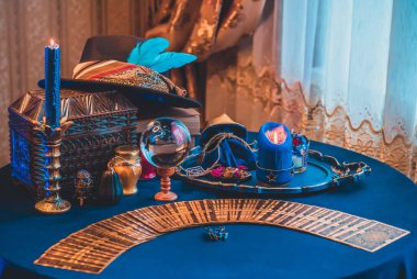Mumlu sihirli sahne, esrarengiz konsept, falcılık, masada tarot kartları.