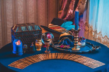 Mumlu sihirli sahne, esrarengiz konsept, falcılık, masada tarot kartları.