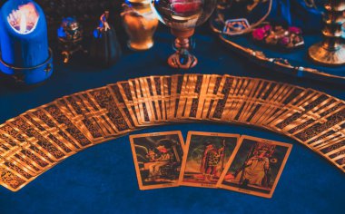 Mumlu sihirli sahne, esrarengiz konsept, falcılık, masada tarot kartları.