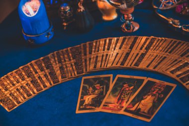 Mumlu sihirli sahne, esrarengiz konsept, falcılık, masada tarot kartları.