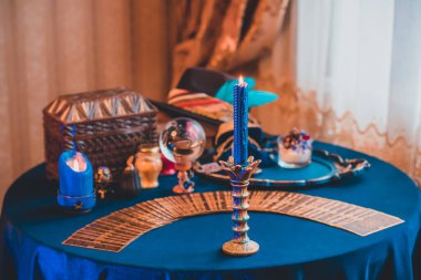 Mumlu sihirli sahne, esrarengiz konsept, falcılık, masada tarot kartları.