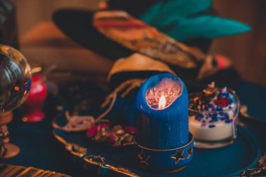 Mumlu sihirli sahne, esrarengiz konsept, falcılık, masada tarot kartları.