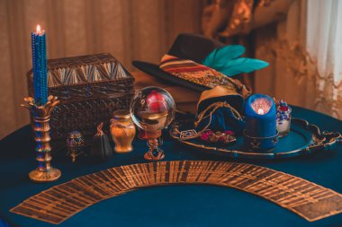 Mumlu sihirli sahne, esrarengiz konsept, falcılık, masada tarot kartları.