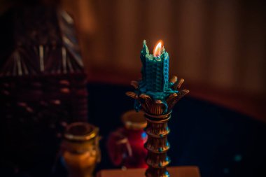 Mumlu sihirli sahne, esrarengiz konsept, falcılık, masada tarot kartları.