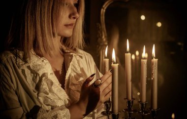 Ateşin büyüsü, sihirli özellikler, mumları olan kişi, ritüeller ve esrarengiz kavramlar.