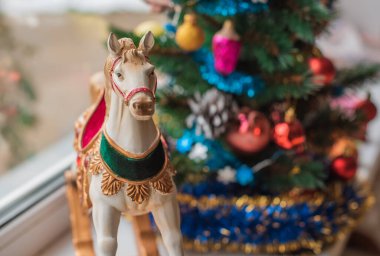 Noel atmosferi, tatil havası, Wicca enerji büyüsü, Savaş Arabası illüstrasyonu. Noel arifesi kehaneti. Hayatına aşk, dinamik, para ve şans çekmek.. 