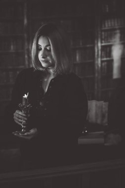 Sunak, sihirli şeyler, mumlar, sihirbaz illüstrasyonu, enerji, cadı kavramı.