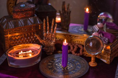 Astroloji ve esrarengiz kavram. Burçlarla, mumlarla ve mistik atmosferle ilgili bazı işaretler var.