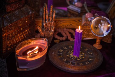 Astroloji ve esrarengiz kavram. Burçlarla, mumlarla ve mistik atmosferle ilgili bazı işaretler var.