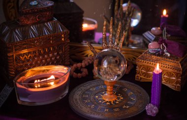 Astroloji ve esrarengiz kavram. Burçlarla, mumlarla ve mistik atmosferle ilgili bazı işaretler var.