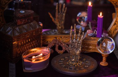 Astroloji ve esrarengiz kavram. Burçlarla, mumlarla ve mistik atmosferle ilgili bazı işaretler var.