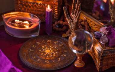 Astroloji ve esrarengiz kavram. Burçlarla, mumlarla ve mistik atmosferle ilgili bazı işaretler var.