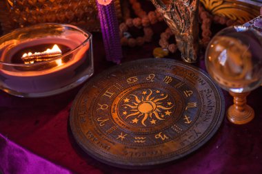Astroloji ve esrarengiz kavram. Burçlarla, mumlarla ve mistik atmosferle ilgili bazı işaretler var.