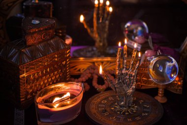 Astroloji ve esrarengiz kavram. Burçlarla, mumlarla ve mistik atmosferle ilgili bazı işaretler var.