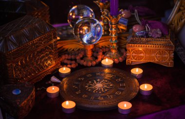 Astroloji ve esrarengiz kavram. Burçlarla, mumlarla ve mistik atmosferle ilgili bazı işaretler var.