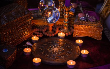 Astroloji ve esrarengiz kavram. Burçlarla, mumlarla ve mistik atmosferle ilgili bazı işaretler var.