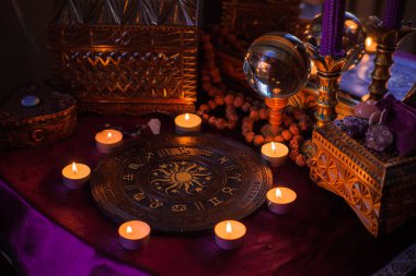 Astroloji ve esrarengiz kavram. Burçlarla, mumlarla ve mistik atmosferle ilgili bazı işaretler var.