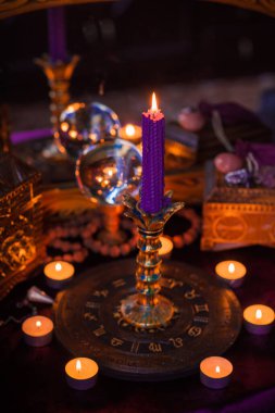 Astroloji ve esrarengiz kavram. Burçlarla, mumlarla ve mistik atmosferle ilgili bazı işaretler var.