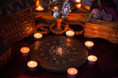 Astroloji ve esrarengiz kavram. Burçlarla, mumlarla ve mistik atmosferle ilgili bazı işaretler var.