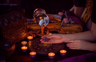 Astroloji ve esrarengiz kavram. Burçlarla, mumlarla ve mistik atmosferle ilgili bazı işaretler var.