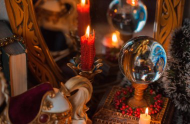 Pozitif enerji ve temiz ev alanı. Ezoterizm kavramı, sihirli mumlar, Reiki ya da başka bir zihinsel enerji programı. Meditasyon detayları