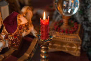 Pozitif enerji ve temiz ev alanı. Ezoterizm kavramı, sihirli mumlar, Reiki ya da başka bir zihinsel enerji programı. Meditasyon detayları