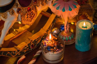 Pozitif enerji ve temiz ev alanı. Ezoterizm kavramı, sihirli mumlar, Reiki ya da başka bir zihinsel enerji programı. Meditasyon detayları