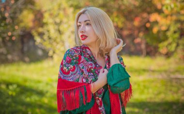 Kadınlar için etnik kıyafet yok, Boho moda ayrıntıları karıştırıyor. Ukraynalı, Slav güzel bayan.