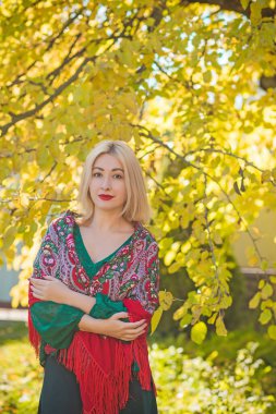 Kadınlar için etnik kıyafet yok, Boho moda ayrıntıları karıştırıyor. Ukraynalı, Slav güzel bayan.