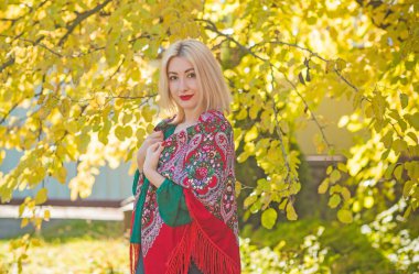 Kadınlar için etnik kıyafet yok, Boho moda ayrıntıları karıştırıyor. Ukraynalı, Slav güzel bayan.