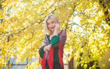 Kadınlar için etnik kıyafet yok, Boho moda ayrıntıları karıştırıyor. Ukraynalı, Slav güzel bayan.