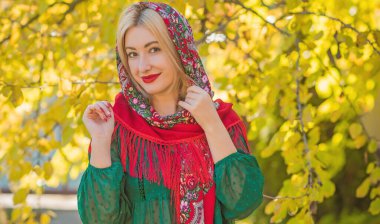 Kadınlar için etnik kıyafet yok, Boho moda ayrıntıları karıştırıyor. Ukraynalı, Slav güzel bayan.