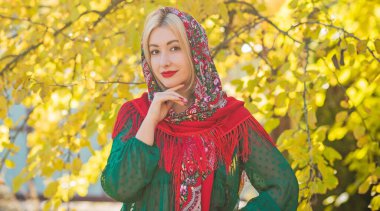 Kadınlar için etnik kıyafet yok, Boho moda ayrıntıları karıştırıyor. Ukraynalı, Slav güzel bayan.