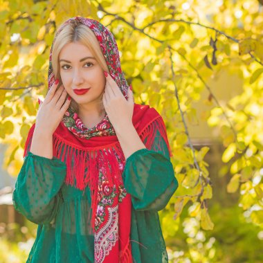 Kadınlar için etnik kıyafet yok, Boho moda ayrıntıları karıştırıyor. Ukraynalı, Slav güzel bayan.