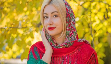 Kadınlar için etnik kıyafet yok, Boho moda ayrıntıları karıştırıyor. Ukraynalı, Slav güzel bayan.