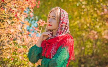 Kadınlar için etnik kıyafet yok, Boho moda ayrıntıları karıştırıyor. Ukraynalı, Slav güzel bayan.