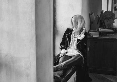 Viktorya tarzı, kadife ceket ve çift cinsiyetli beyaz gömlek. Vampir kıyafetleri.