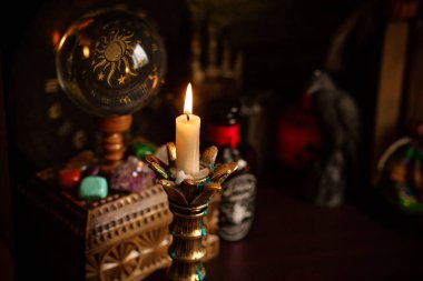 Sevgi çekmek için sihirli ayin, kaderi değiştirmek için çizim kader, okültizm konsepti