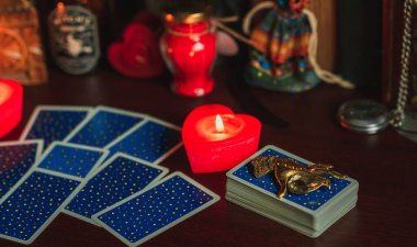 Sevgi çekmek için sihirli ayin, kaderi değiştirmek için çizim kader, okültizm konsepti