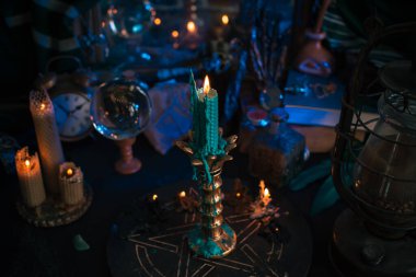 Sevgi çekmek için sihirli ayin, kaderi değiştirmek için çizim kader, okültizm konsepti