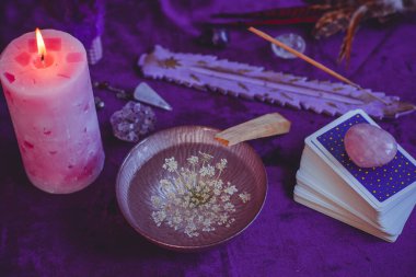 Sevgi çekmek için sihirli ayin, kaderi değiştirmek için çizim kader, okültizm konsepti