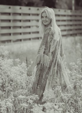 Sıradan kadın kıyafetleri koleksiyonu. Avrupalı sarışın kadın tarzı elbise. Doğuştan güzel bir kadın.