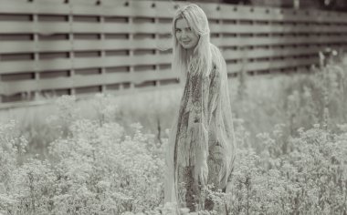 Sıradan kadın kıyafetleri koleksiyonu. Avrupalı sarışın kadın tarzı elbise. Doğuştan güzel bir kadın.