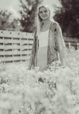 Sıradan kadın kıyafetleri koleksiyonu. Avrupalı sarışın kadın tarzı elbise. Doğuştan güzel bir kadın.