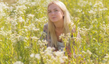 Sıradan kadın kıyafetleri koleksiyonu. Avrupalı sarışın kadın tarzı elbise. Doğuştan güzel bir kadın.